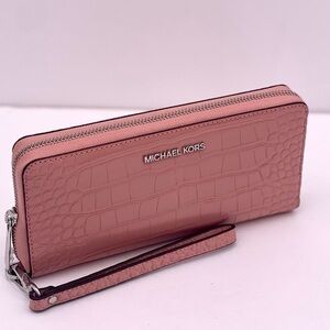 MICHAEL KORS LARGE TRAVEL CONTINENTAL WALLET WRISTLET